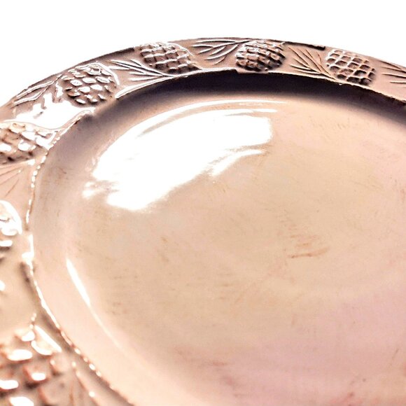 Vintage 14" Round Tan Ceramic Platter ~ Embossed Pinecone Border ~ Excell. Cond. - Picture 4 of 8